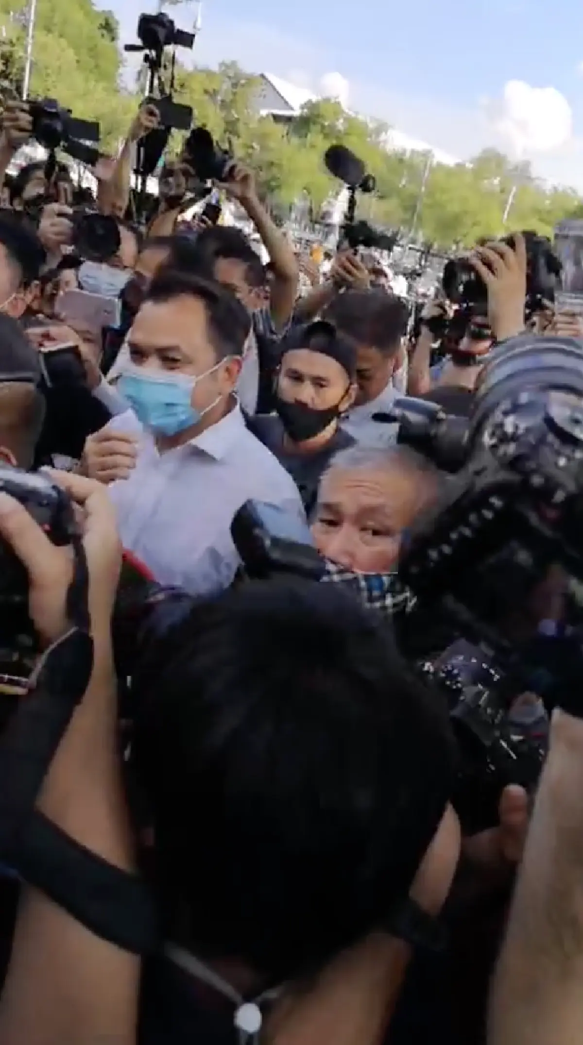 รมว.ศึกษาฯโผล่หน้ากระทรวง นร.เป่านกหวีดไล่ดังสนั่น