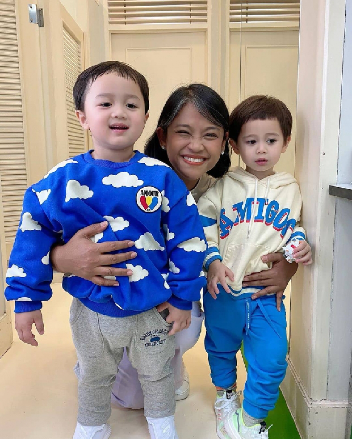 “ญาญ่า” ดีใจหนัก ได้เจอ “สายฟ้า-พายุ” ชมน้องๆ น่ารัก ทำเอาหลงแล้วหลงอีก