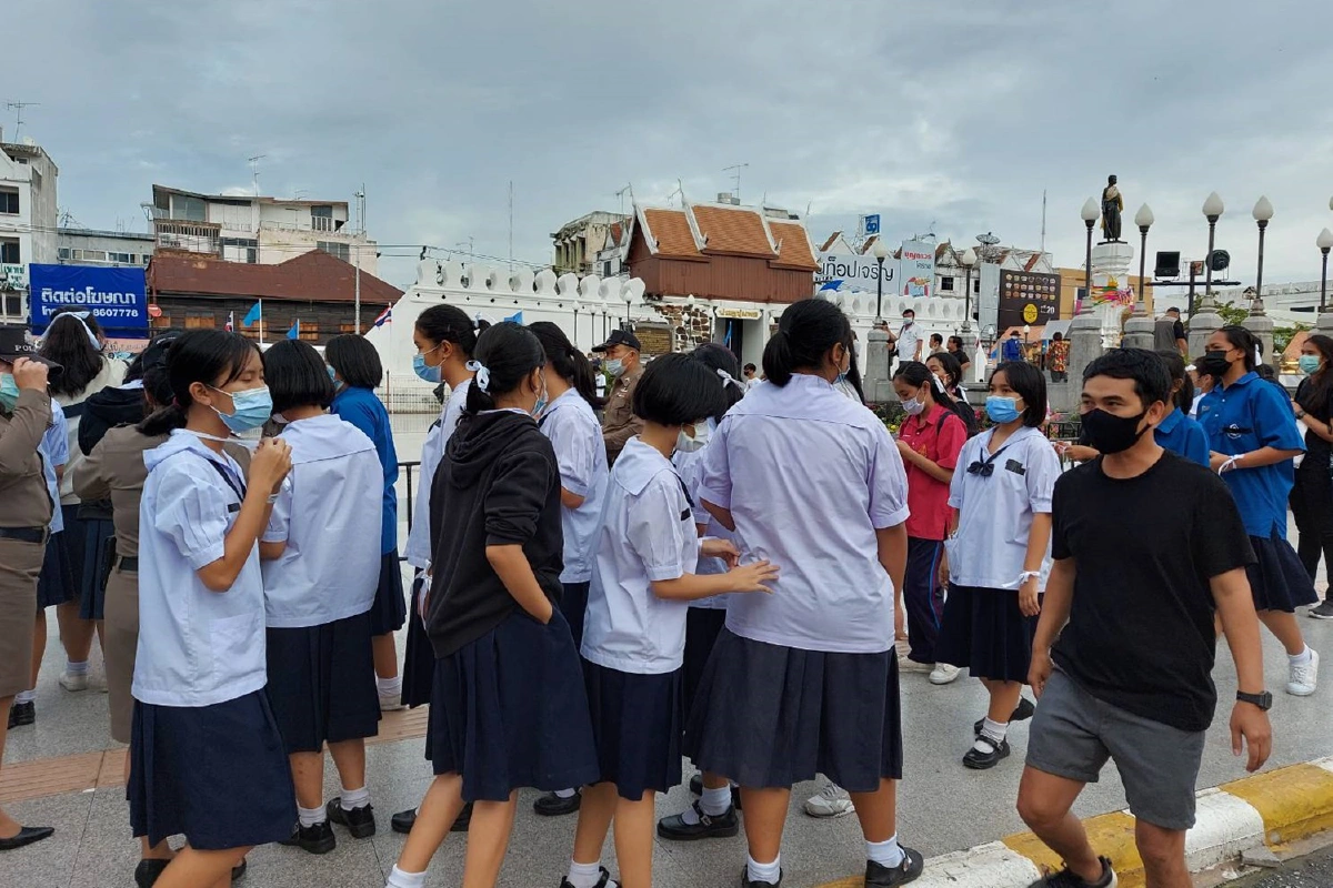 นักเรียนโคราชผูกโบว์ร่วมชุมนุมต่อต้านเผด็จการไล่รัฐบาล