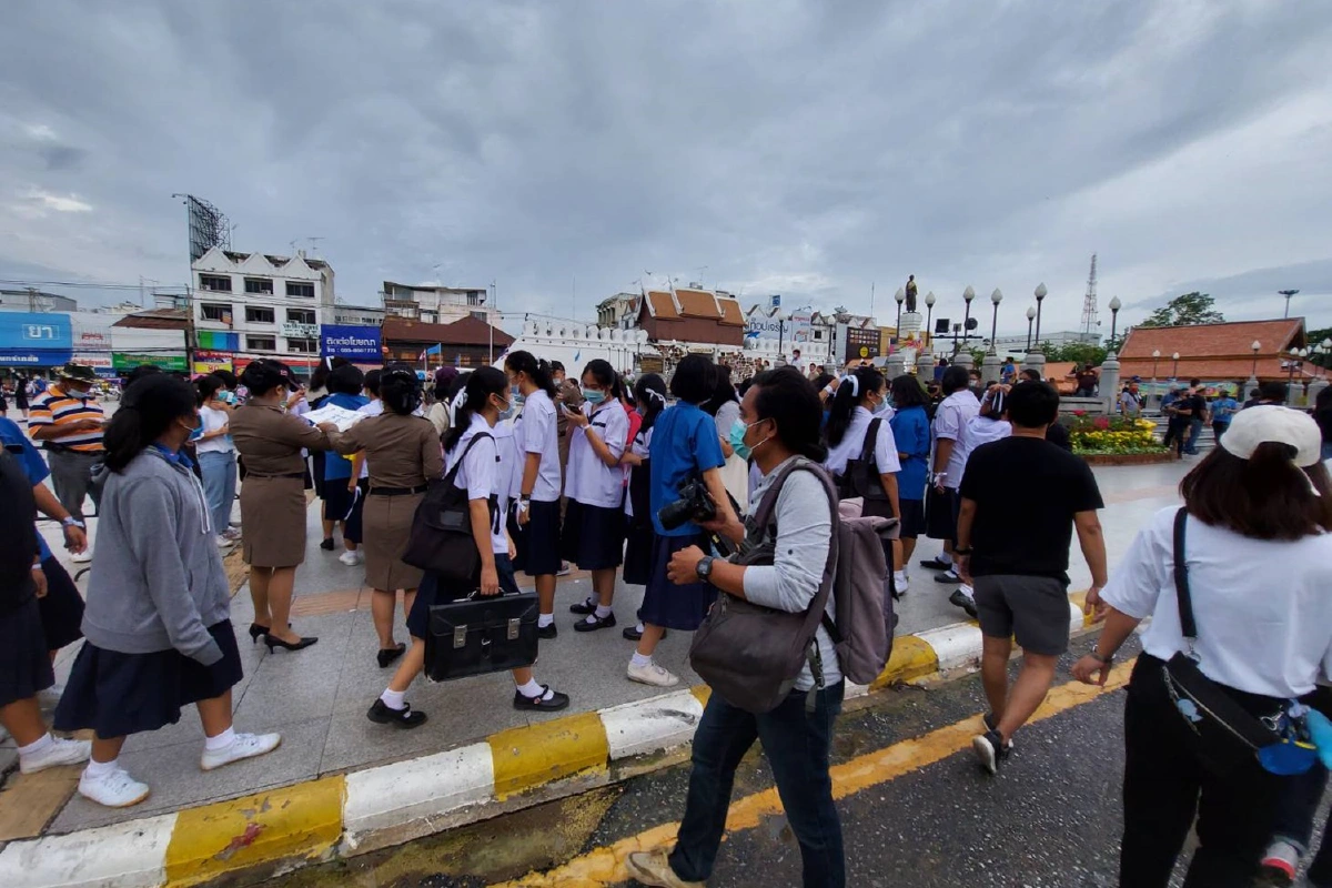 นักเรียนโคราชผูกโบว์ร่วมชุมนุมต่อต้านเผด็จการไล่รัฐบาล