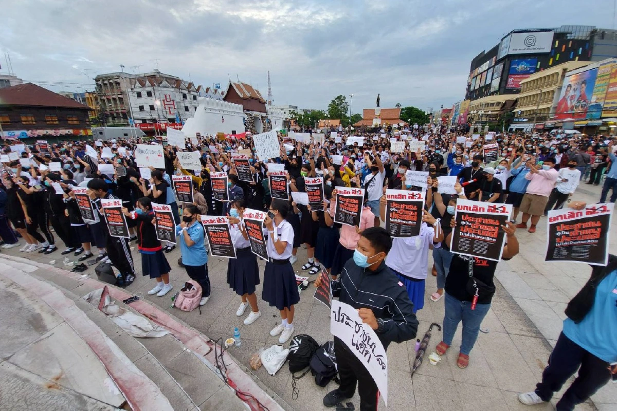 เยาวชนโคราชไม่ทนยืนตรงชู 3 นิ้วเคารพธงชาติไร้เงาไมค์เข้าร่วม