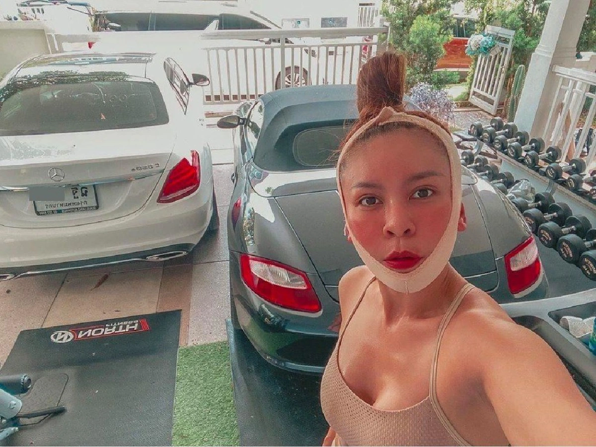 เป็กกี้ ศรีธัญญา สู้ชีวิตจนได้ดี! ขับรถหรูใช้ของแบรนด์เนมทั้งตัว