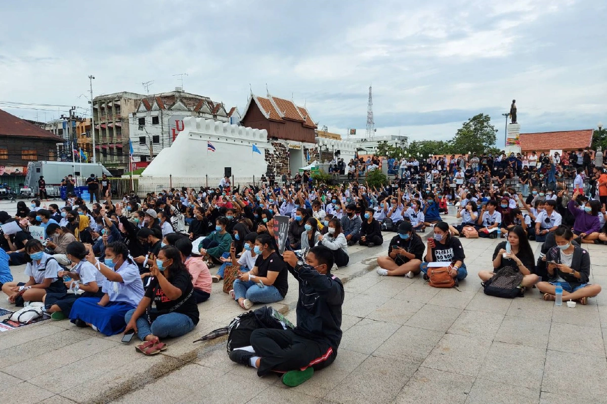 เยาวชนโคราชไม่ทนยืนตรงชู 3 นิ้วเคารพธงชาติไร้เงาไมค์เข้าร่วม