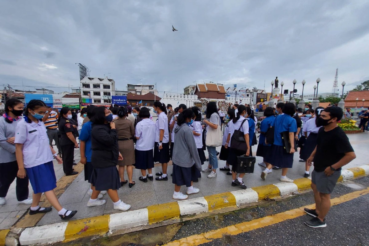 นักเรียนโคราชผูกโบว์ร่วมชุมนุมต่อต้านเผด็จการไล่รัฐบาล
