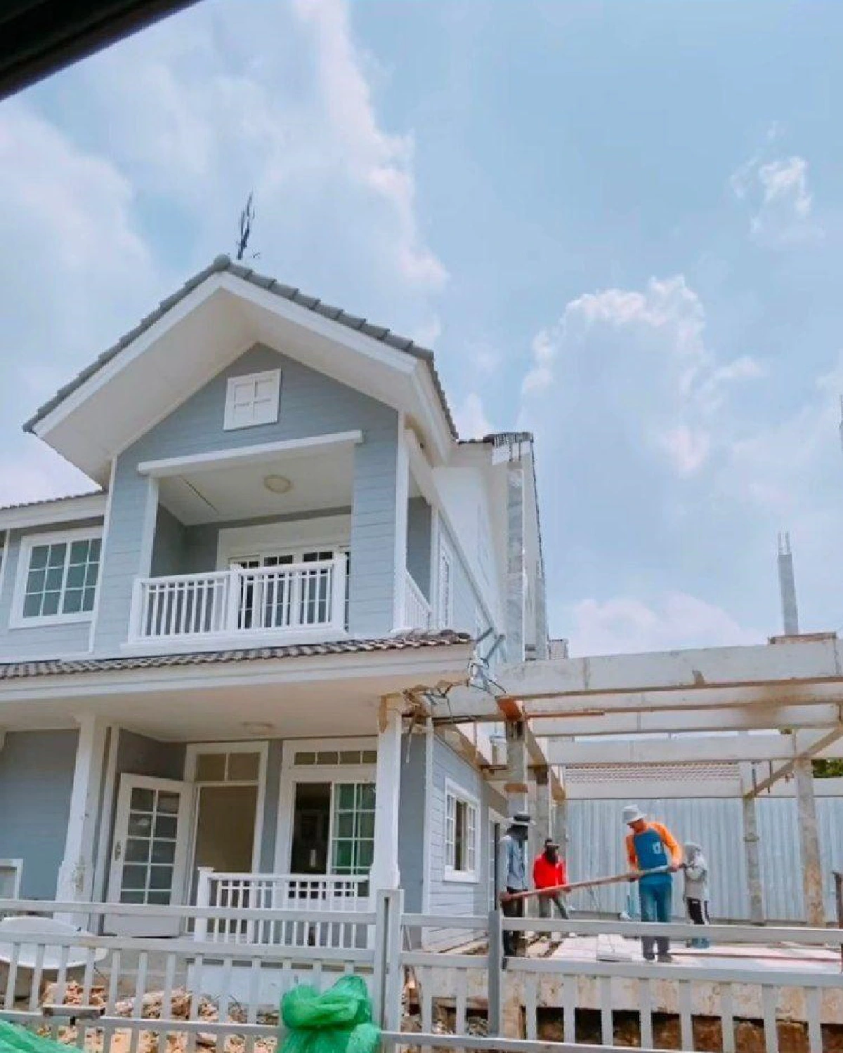 เป็กกี้ ศรีธัญญา สู้ชีวิตจนได้ดี! ขับรถหรูใช้ของแบรนด์เนมทั้งตัว