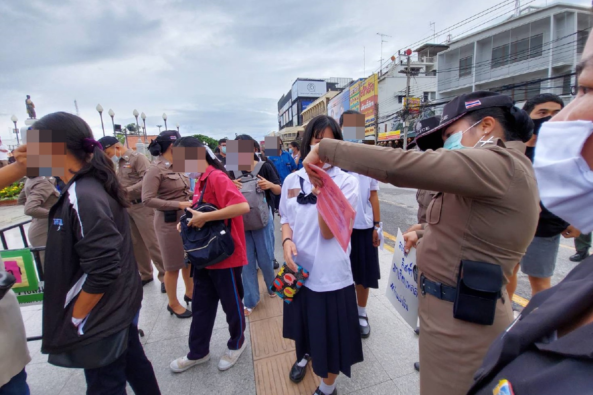 นักเรียนโคราชผูกโบว์ร่วมชุมนุมต่อต้านเผด็จการไล่รัฐบาล นักเรียนโคราชผูกโบว์ร่วมชุมนุมต่อต้านเผด็จการไล่รัฐบาล