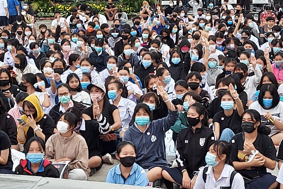 เยาวชนโคราชไม่ทนยืนตรงชู 3 นิ้วเคารพธงชาติไร้เงาไมค์เข้าร่วม