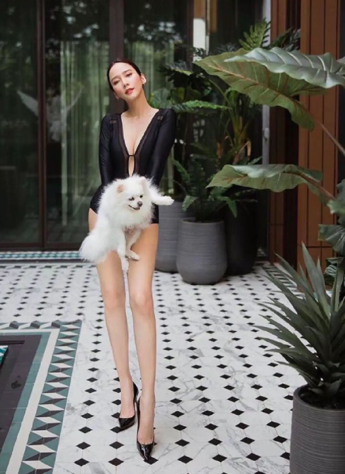 “อั้ม พัชราภา” ทำทุกที่คือแคทวอล์ค โชว์เรียวขายาวสวย ริมสระน้ำที่บ้าน 