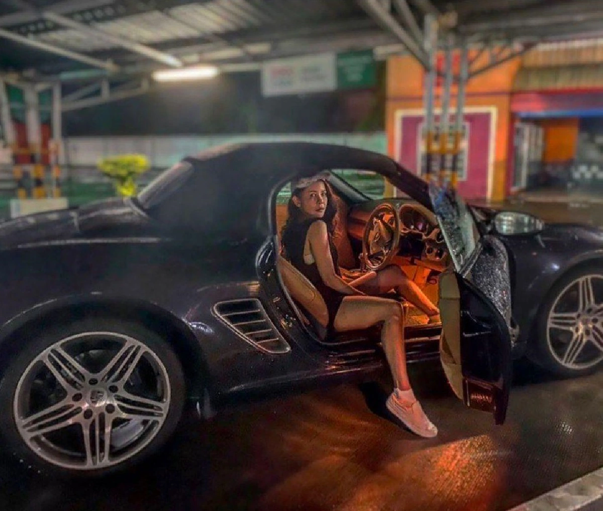 เป็กกี้ ศรีธัญญา สู้ชีวิตจนได้ดี! ขับรถหรูใช้ของแบรนด์เนมทั้งตัว