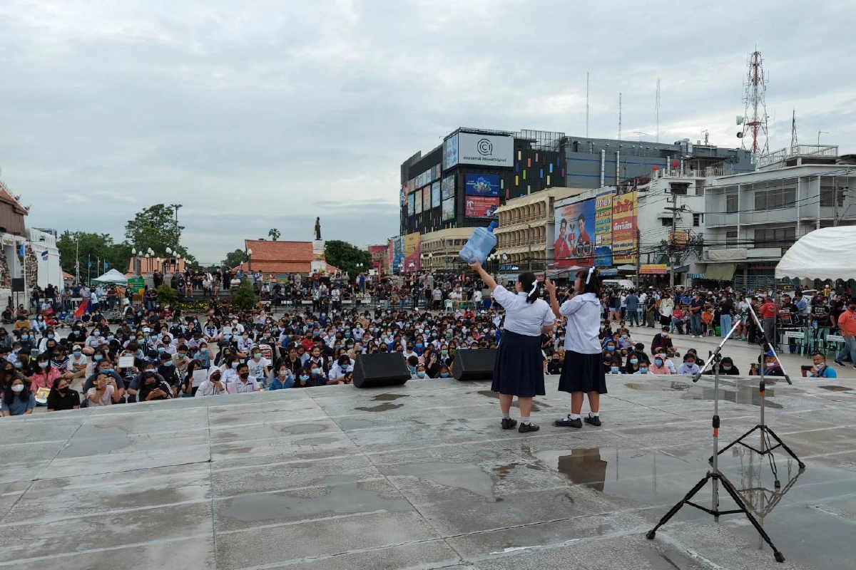 เยาวชนโคราชไม่ทนยืนตรงชู 3 นิ้วเคารพธงชาติไร้เงาไมค์เข้าร่วม