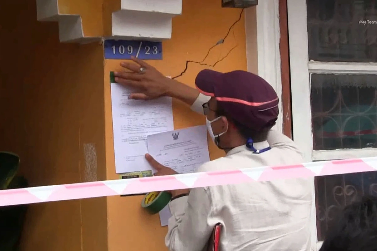 พื้นที่อันตราย! บ้านทรุด20คูหา วิศวกรรมสถานฯเร่งหาสาเหตุ