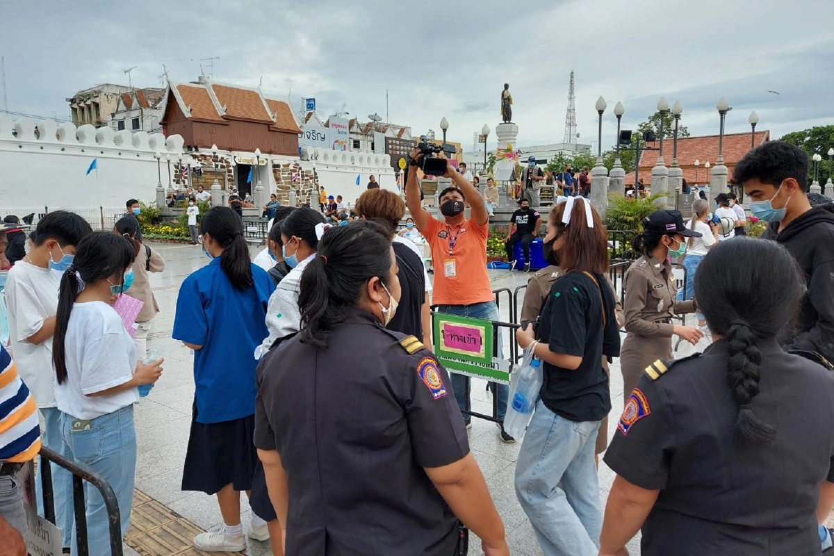 นักเรียนโคราชผูกโบว์ร่วมชุมนุมต่อต้านเผด็จการไล่รัฐบาล