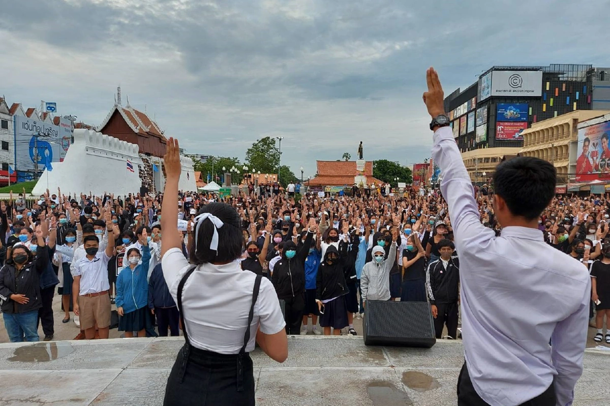 เยาวชนโคราชไม่ทนยืนตรงชู 3 นิ้วเคารพธงชาติไร้เงาไมค์เข้าร่วม
