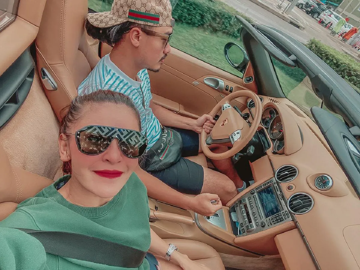 เป็กกี้ ศรีธัญญา สู้ชีวิตจนได้ดี! ขับรถหรูใช้ของแบรนด์เนมทั้งตัว