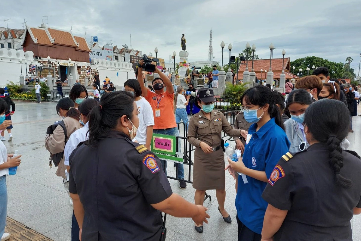 นักเรียนโคราชผูกโบว์ร่วมชุมนุมต่อต้านเผด็จการไล่รัฐบาล