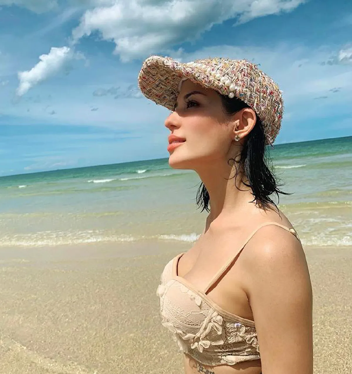  “ซูซี่ สุษิรา” เซ็กซี่แบบไม่มีกั๊ก! ใส่บิกินี่ตัวจิ๋วเดินเล่นริมหาดแบบชิลๆ  