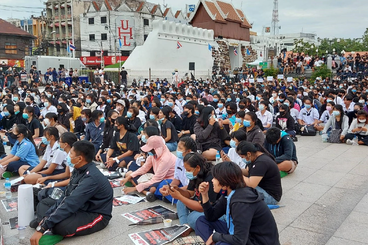 เยาวชนโคราชไม่ทนยืนตรงชู 3 นิ้วเคารพธงชาติไร้เงาไมค์เข้าร่วม