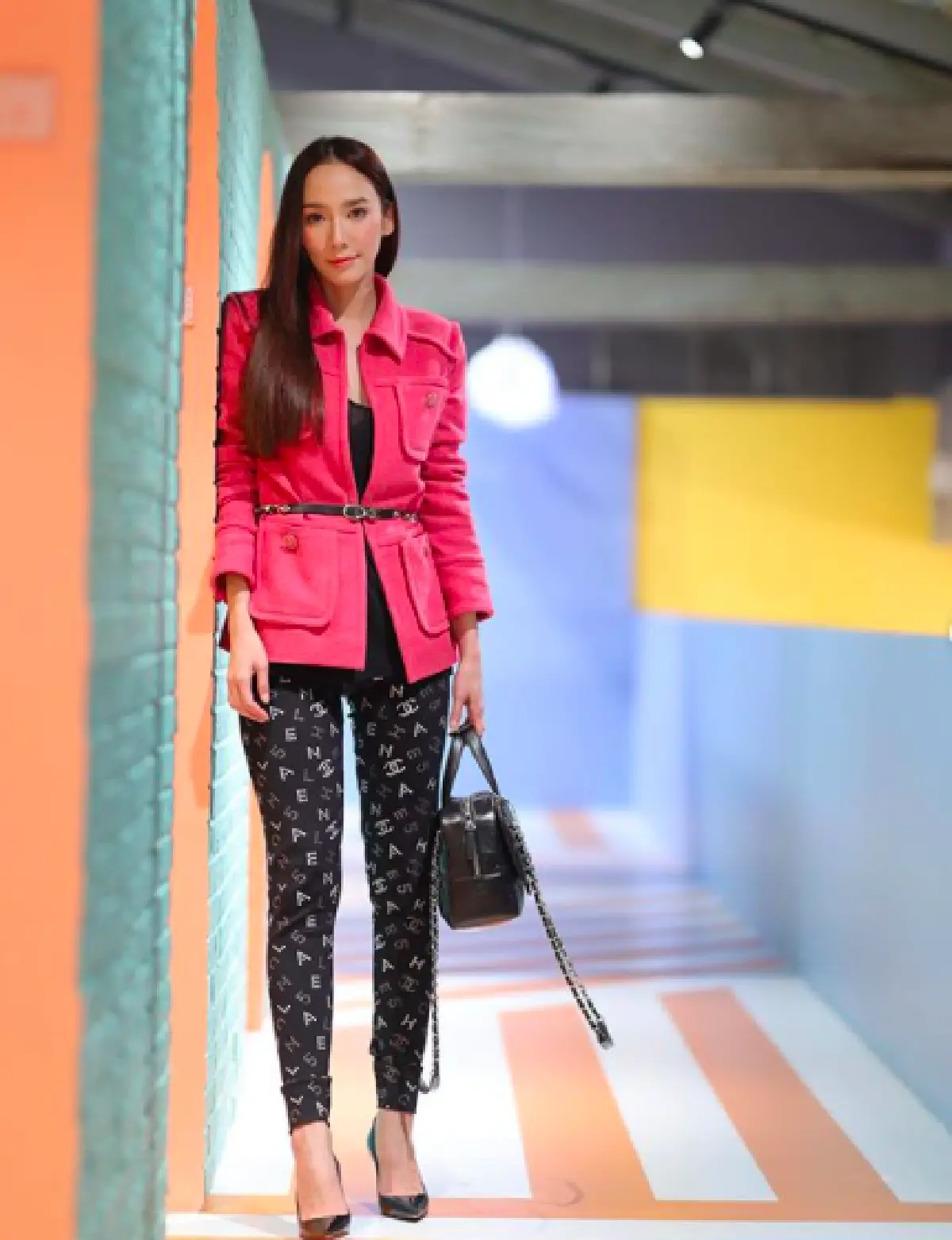 “อั้ม พัชราภา” ทำทุกที่คือแคทวอล์ค โชว์เรียวขายาวสวย ริมสระน้ำที่บ้าน 