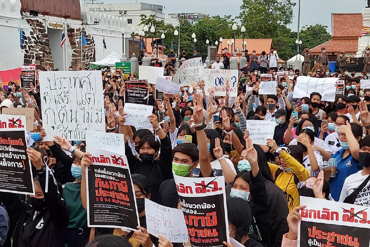 เยาวชนโคราชไม่ทนยืนตรงชู 3 นิ้วเคารพธงชาติไร้เงาไมค์เข้าร่วม