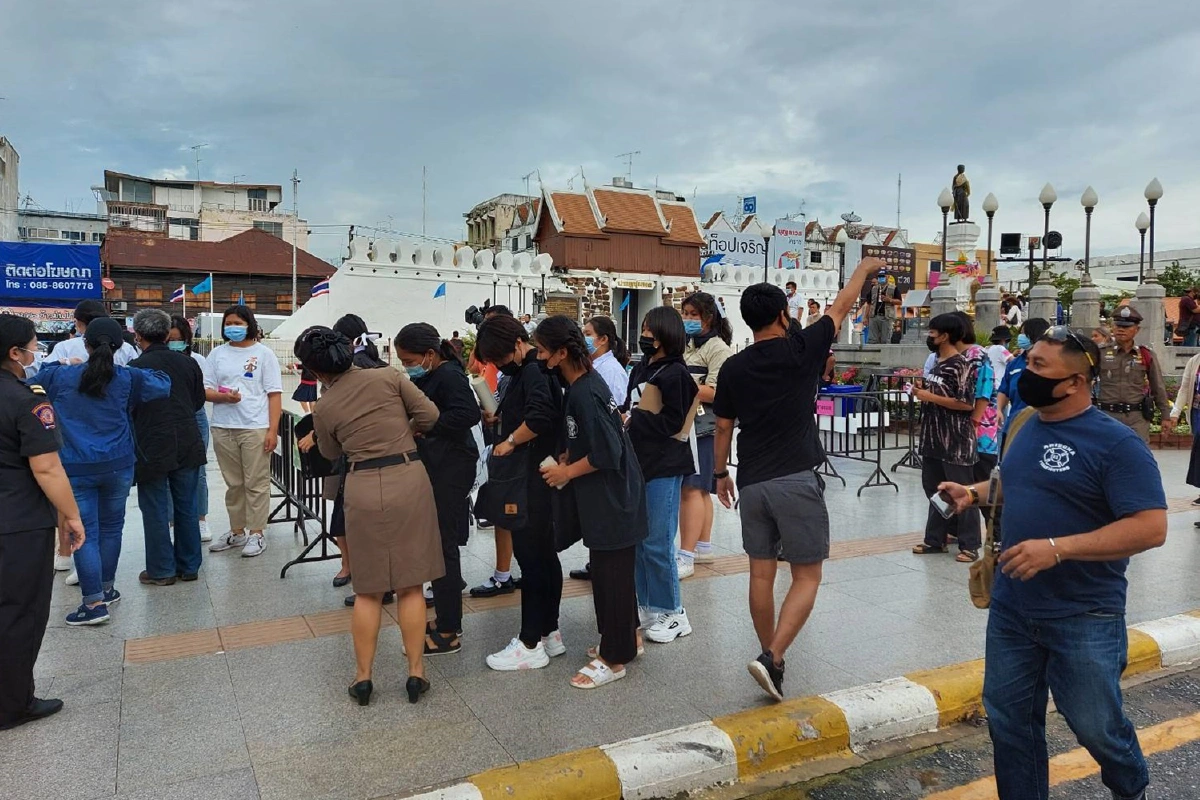 นักเรียนโคราชผูกโบว์ร่วมชุมนุมต่อต้านเผด็จการไล่รัฐบาล