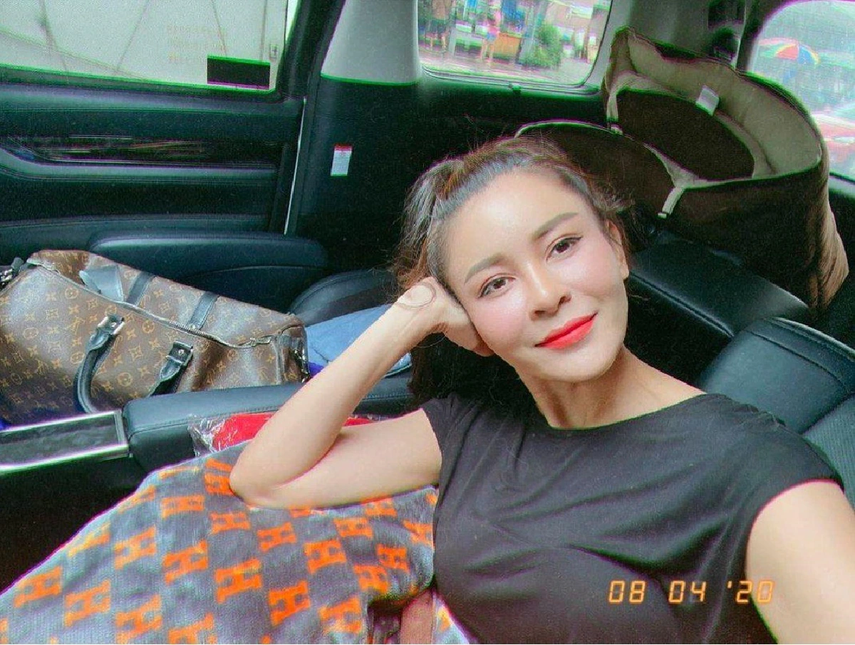 เป็กกี้ ศรีธัญญา สู้ชีวิตจนได้ดี! ขับรถหรูใช้ของแบรนด์เนมทั้งตัว