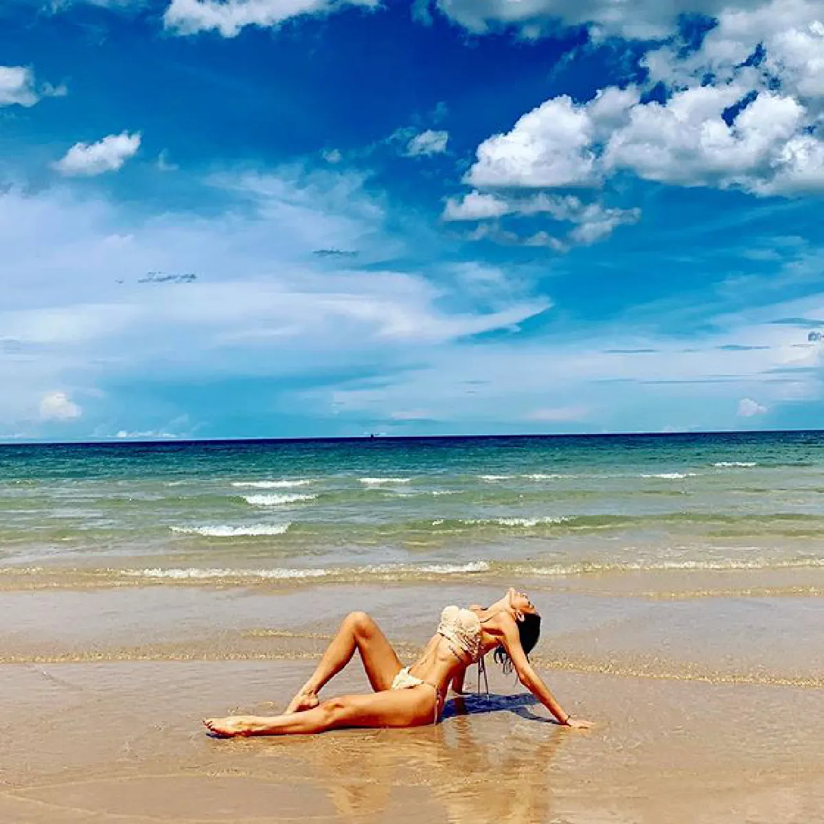  “ซูซี่ สุษิรา” เซ็กซี่แบบไม่มีกั๊ก! ใส่บิกินี่ตัวจิ๋วเดินเล่นริมหาดแบบชิลๆ  