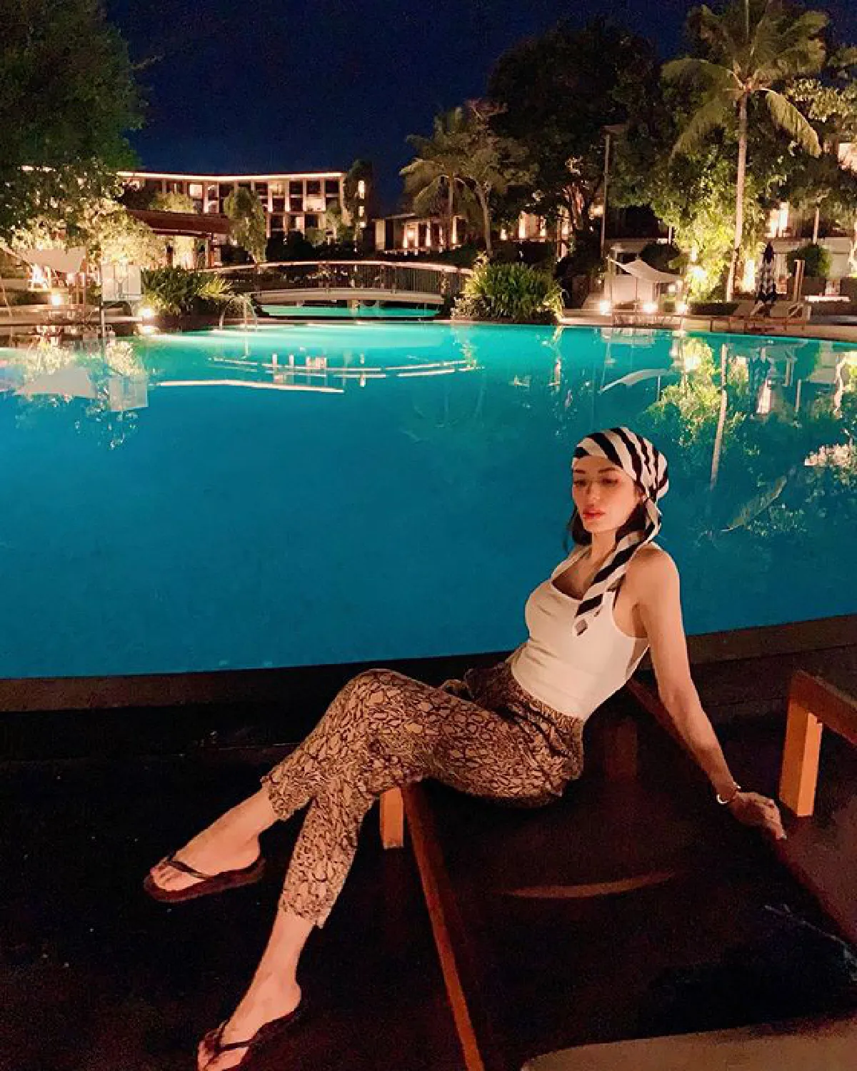  “ซูซี่ สุษิรา” เซ็กซี่แบบไม่มีกั๊ก! ใส่บิกินี่ตัวจิ๋วเดินเล่นริมหาดแบบชิลๆ  