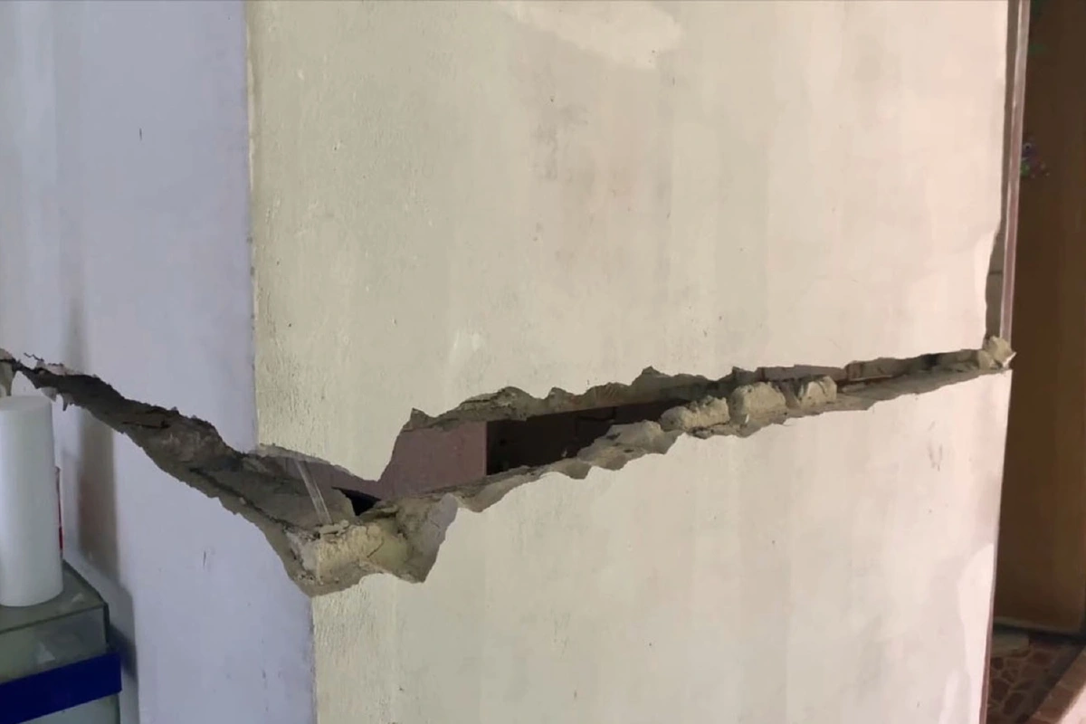 พื้นที่อันตราย! บ้านทรุด20คูหา วิศวกรรมสถานฯเร่งหาสาเหตุ