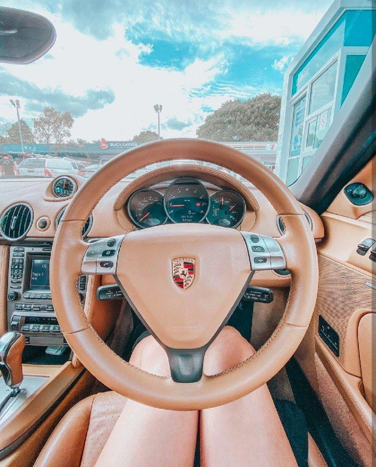 เป็กกี้ ศรีธัญญา สู้ชีวิตจนได้ดี! ขับรถหรูใช้ของแบรนด์เนมทั้งตัว