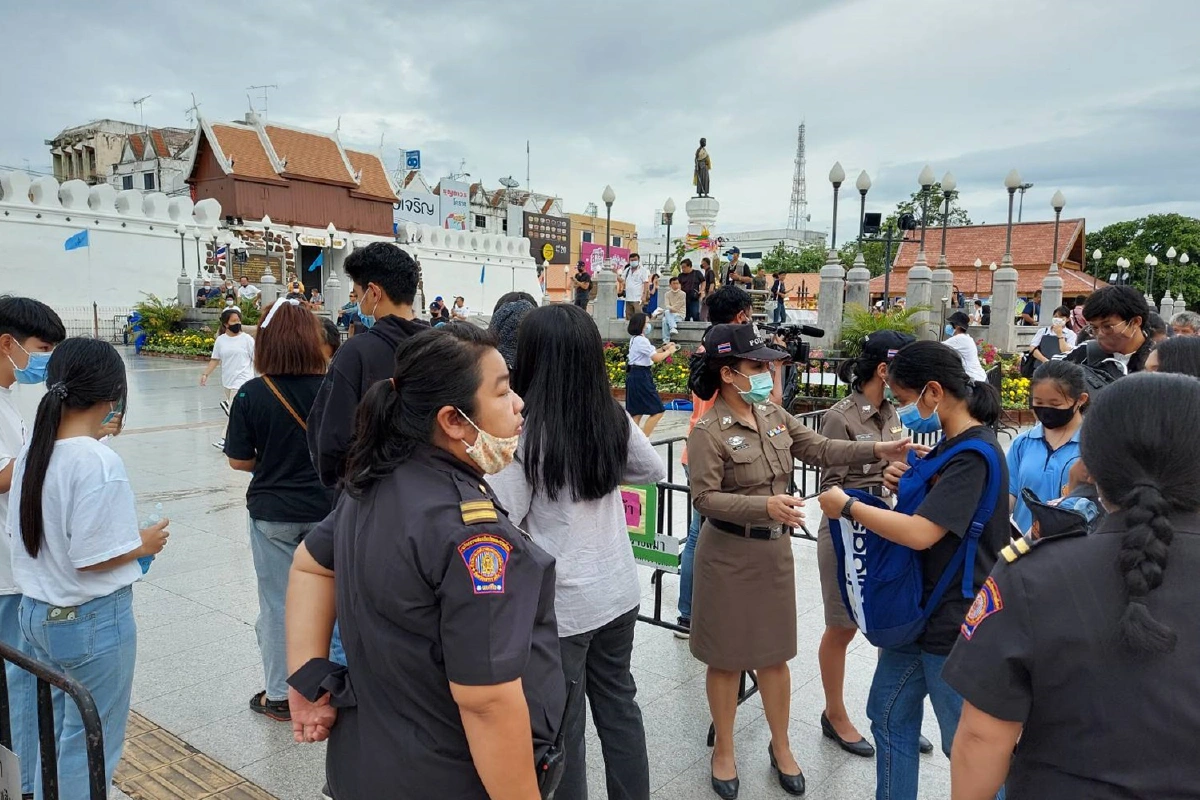 นักเรียนโคราชผูกโบว์ร่วมชุมนุมต่อต้านเผด็จการไล่รัฐบาล
