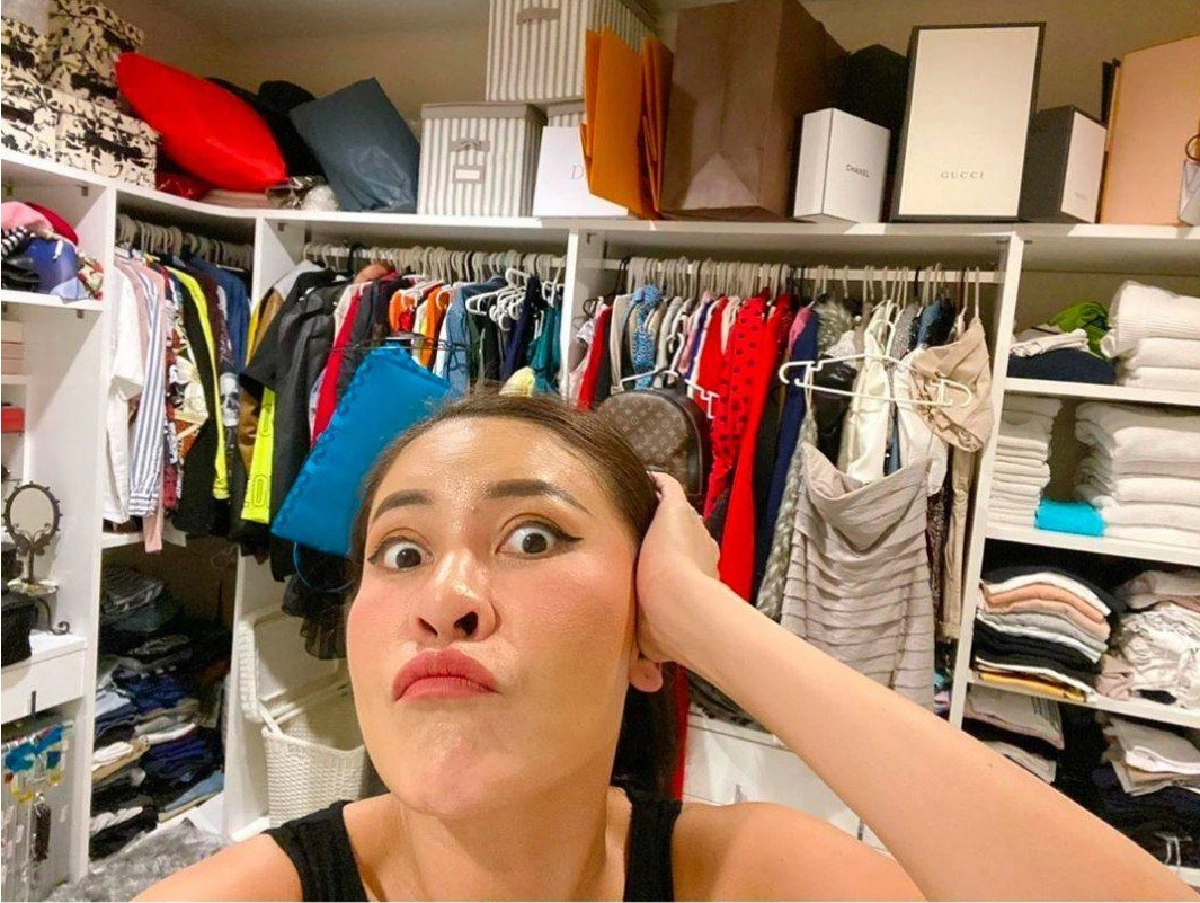 เป็กกี้ ศรีธัญญา สู้ชีวิตจนได้ดี! ขับรถหรูใช้ของแบรนด์เนมทั้งตัว