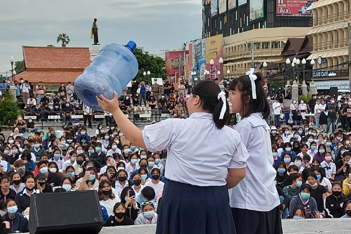 เยาวชนโคราชไม่ทนยืนตรงชู 3 นิ้วเคารพธงชาติไร้เงาไมค์เข้าร่วม