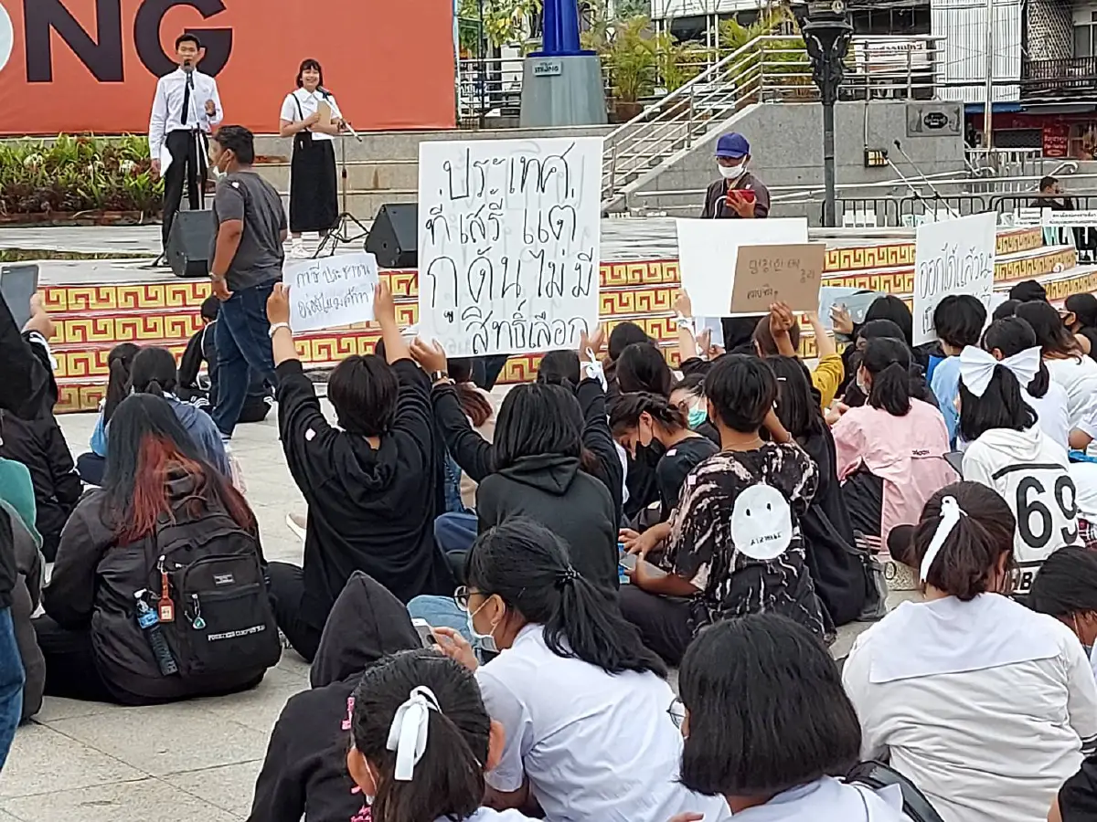 เยาวชนโคราชไม่ทนยืนตรงชู 3 นิ้วเคารพธงชาติไร้เงาไมค์เข้าร่วม