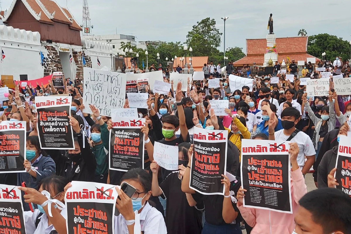 เยาวชนโคราชไม่ทนยืนตรงชู 3 นิ้วเคารพธงชาติไร้เงาไมค์เข้าร่วม