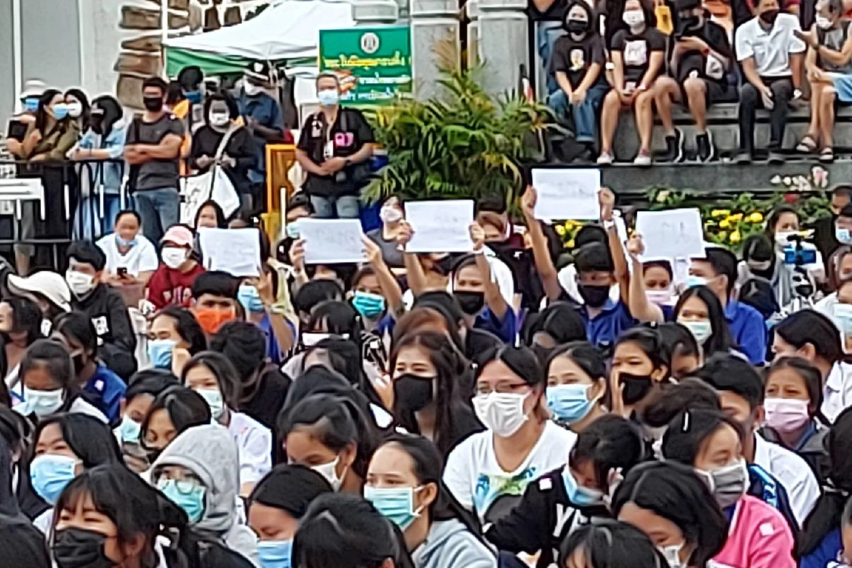 เยาวชนโคราชไม่ทนยืนตรงชู 3 นิ้วเคารพธงชาติไร้เงาไมค์เข้าร่วม