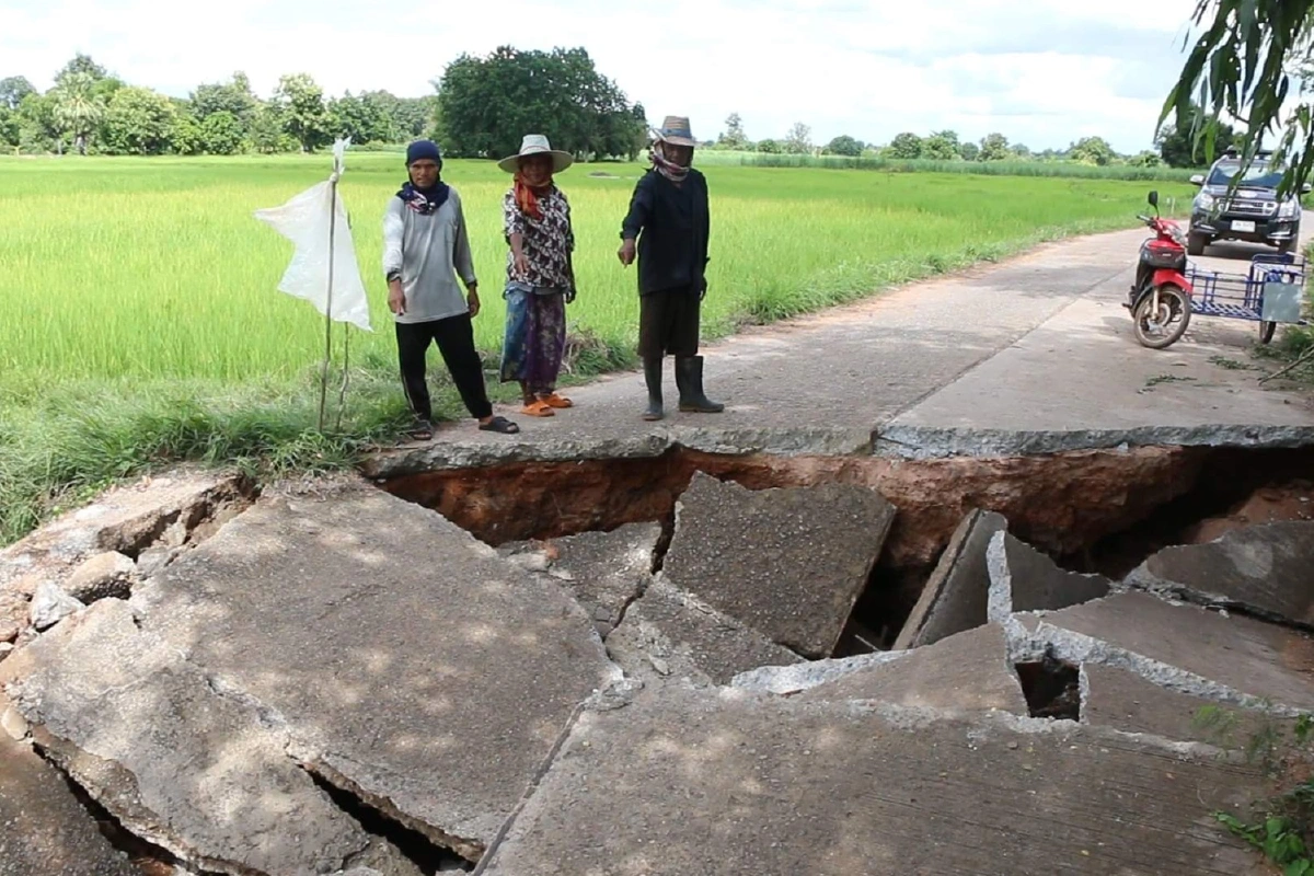 "ฮีโกส"ทำฝนตกหนักน้ำป่ากัดเซาะถนนพังชาวบ้านสัญจรผ่านไม่ได้