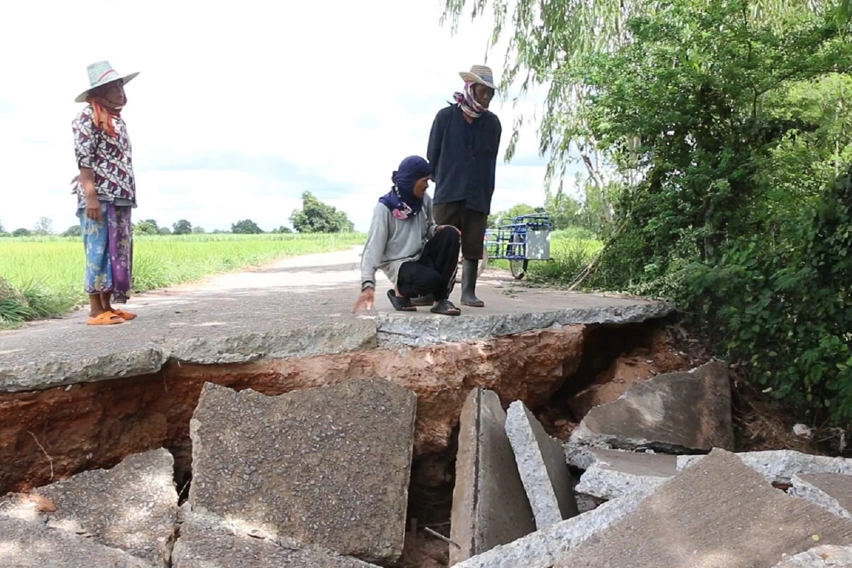 "ฮีโกส"ทำฝนตกหนักน้ำป่ากัดเซาะถนนพังชาวบ้านสัญจรผ่านไม่ได้