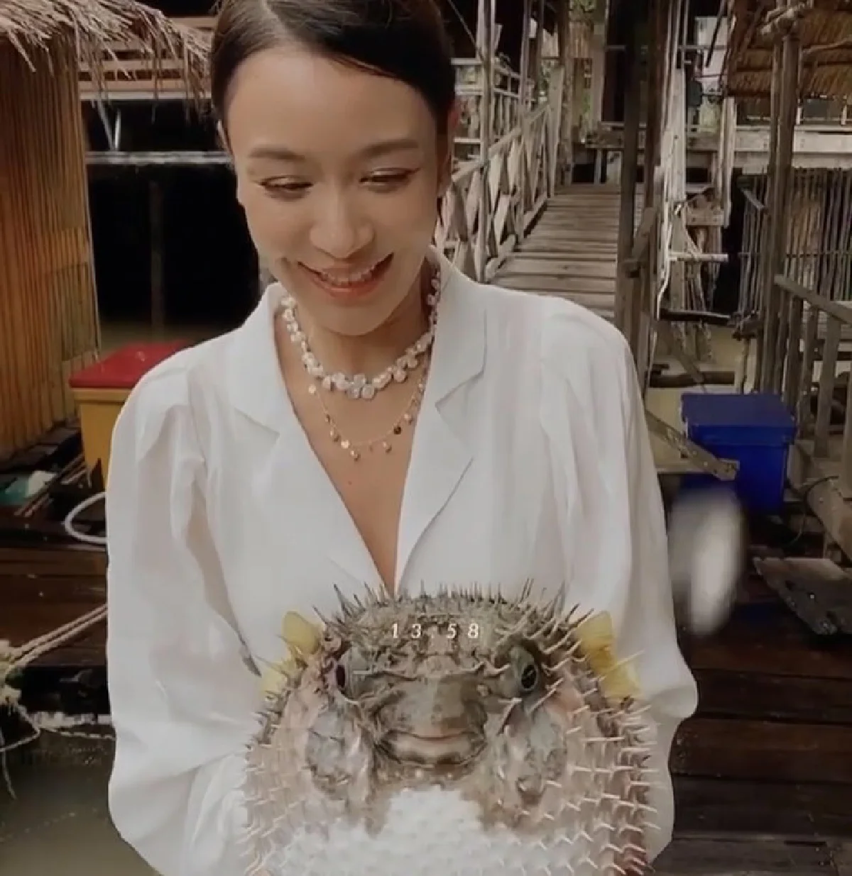 เบนซ์ ปุณยาพร โร่ขอโทษ! หลังเจอดราม่าอุ้มปลาปักเป้า ไม่รู้ว่าทำให้ปลาบาดเจ็บ