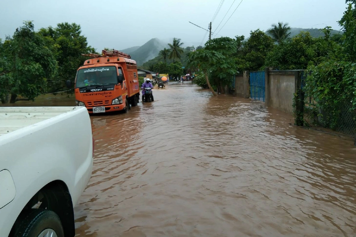 พะเยารับผลกระทบพายุฮีโกสชาวบ้านอพยพขนสิ่งของขึ้นที่สูง