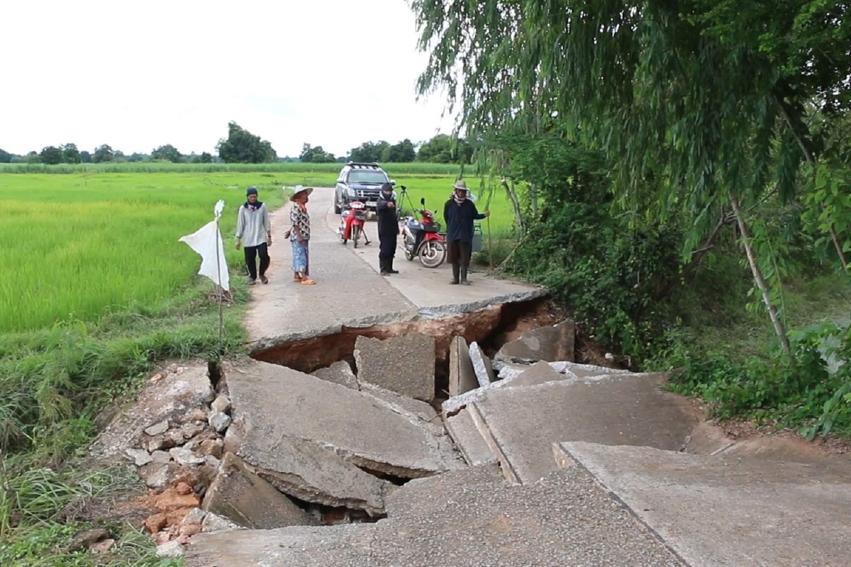 "ฮีโกส"ทำฝนตกหนักน้ำป่ากัดเซาะถนนพังชาวบ้านสัญจรผ่านไม่ได้ "ฮีโกส"ทำฝนตกหนักน้ำป่ากัดเซาะถนนพังชาวบ้านสัญจรผ่านไม่ได้
