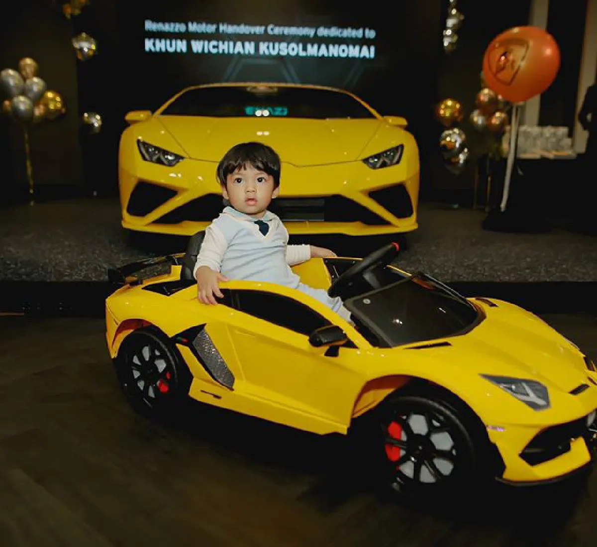 รวยจริงอะไรจริง! ดีเจเพชรจ้า ถอย Lamborghini คันใหม่ พร้อมคันจิ๋วให้น้องไทก้า