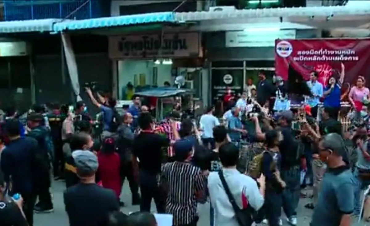 เริ่มเถื่อน!กลุ่มชายเสื้อดำบุกกระชากปธ.สหภาพนักศึกษาบนเวทีม็อบแรงงานสมุทรปราการ