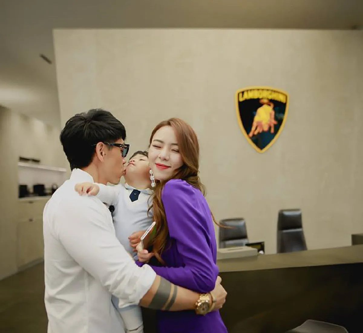 รวยจริงอะไรจริง! ดีเจเพชรจ้า ถอย Lamborghini คันใหม่ พร้อมคันจิ๋วให้น้องไทก้า