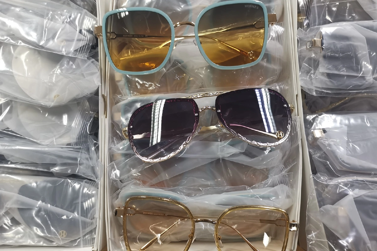 ปอศ.ทลายโกดังสินค้าแบรนด์เนมปลอมรอส่งขายผ่านบริษัทออนไลน์ดัง