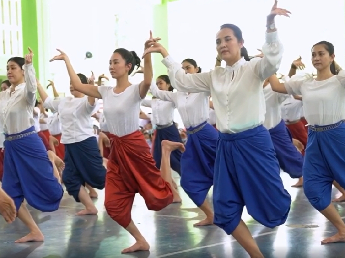 สมกับเป็นศิษย์เก่า! นุ่น วรนุช รำอ่อนช้อยร่วมพิธีไหว้ครูวิทยาลัยนาฏศิลป 