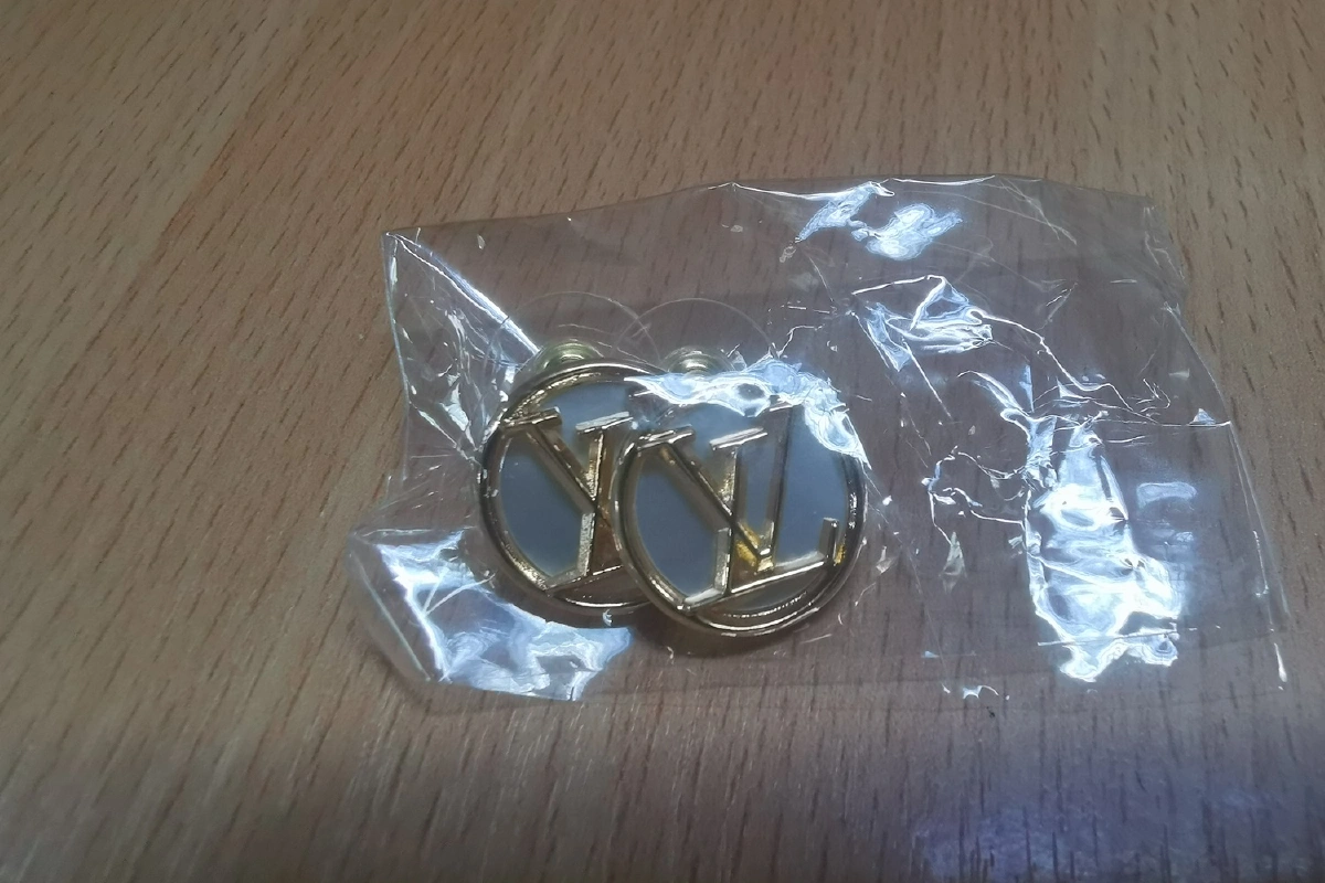 ปอศ.ทลายโกดังสินค้าแบรนด์เนมปลอมรอส่งขายผ่านบริษัทออนไลน์ดัง