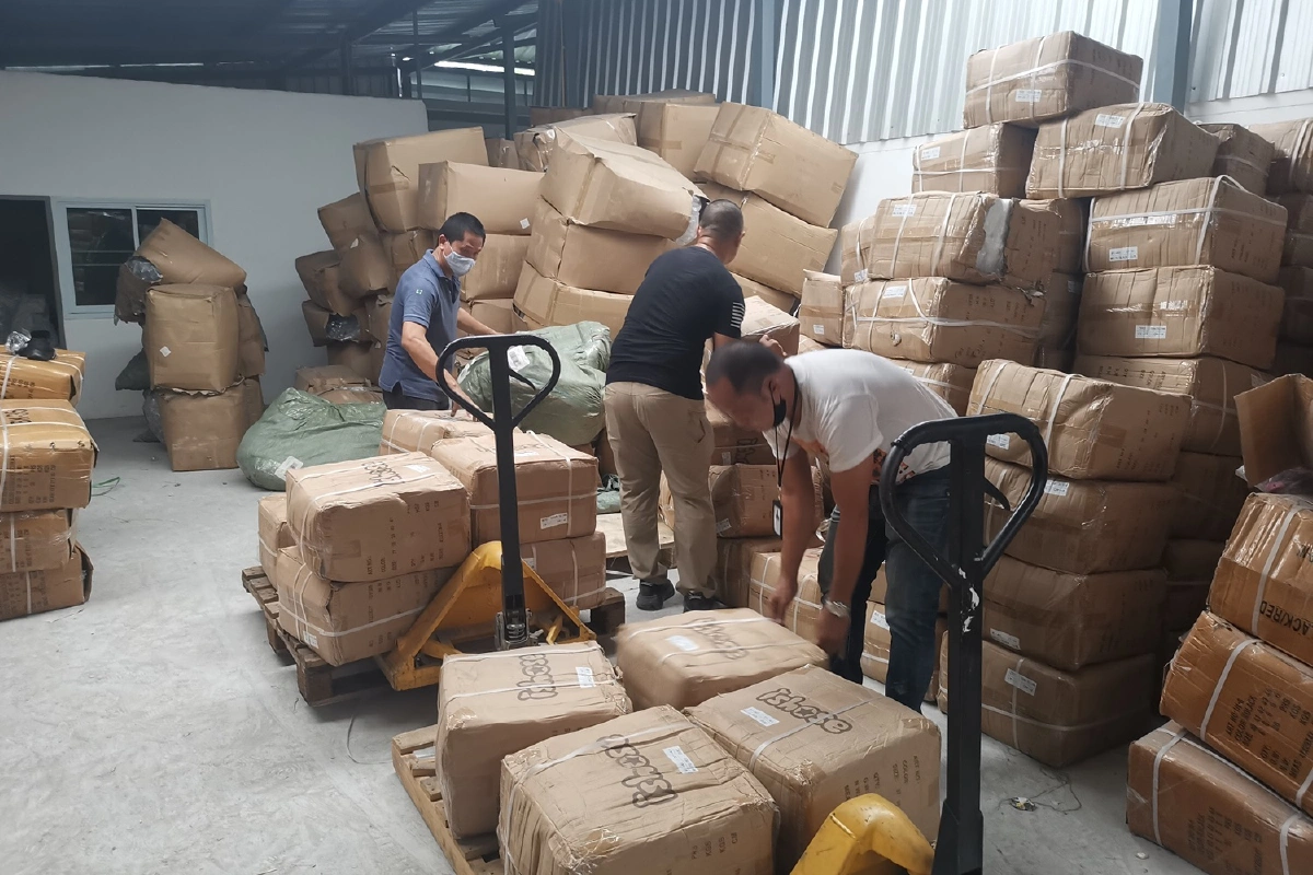 ปอศ.ทลายโกดังสินค้าแบรนด์เนมปลอมรอส่งขายผ่านบริษัทออนไลน์ดัง