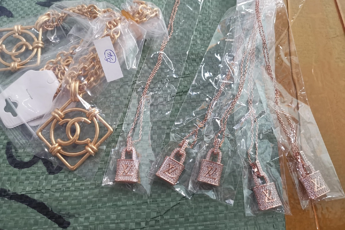 ปอศ.ทลายโกดังสินค้าแบรนด์เนมปลอมรอส่งขายผ่านบริษัทออนไลน์ดัง