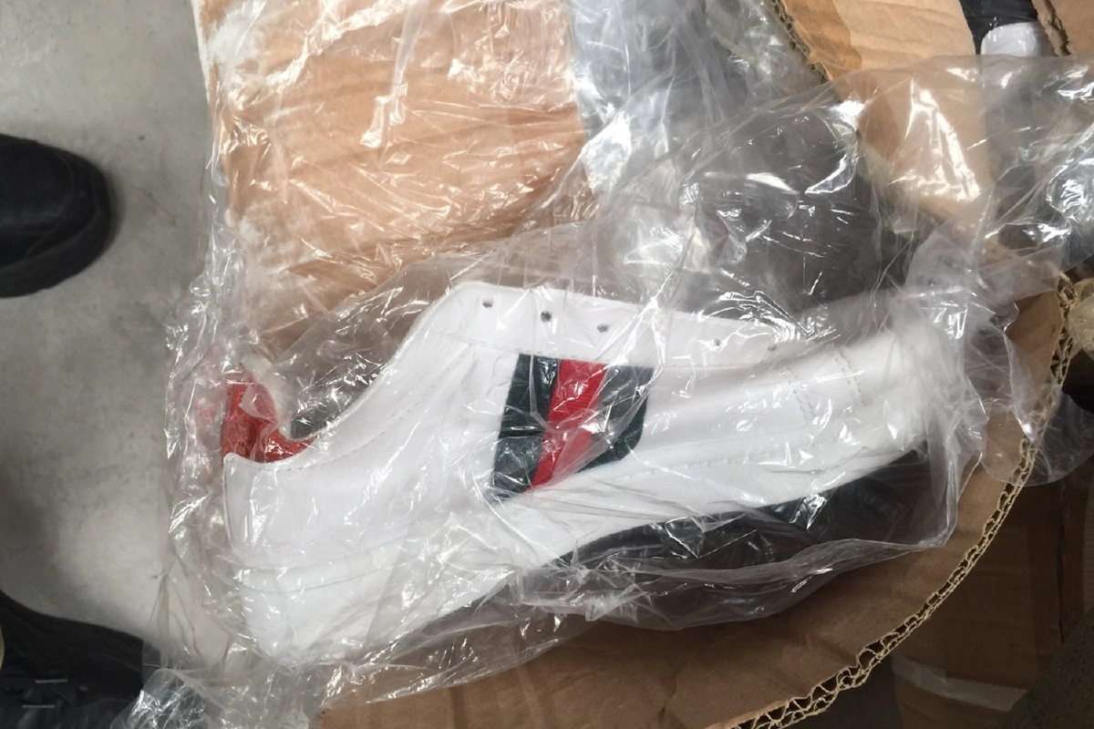 ปอศ.ทลายโกดังสินค้าแบรนด์เนมปลอมรอส่งขายผ่านบริษัทออนไลน์ดัง