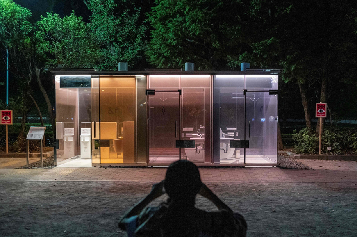 กล้าใช้ไหม โตเกียวตั้งห้องน้ำโปร่งใสใจกลางย่านชิบูย่า